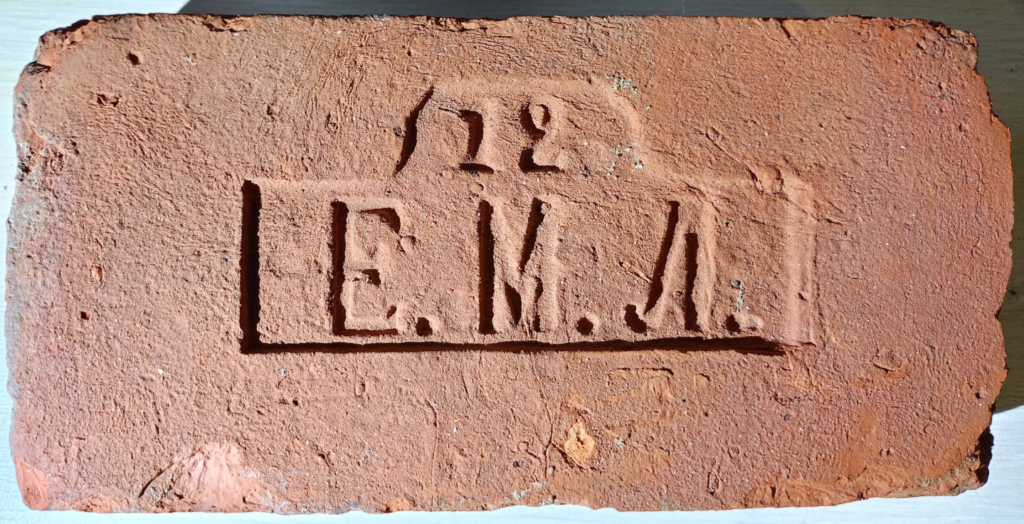 Кирпич с клеймом Е.М.Л. 12. Фото Любомира Бакина